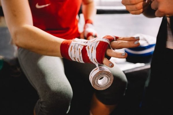 Quelle est l'efficacité des exercices de gainage pour renforcer la ceinture abdominale et prévenir les blessures chez les sportifs?