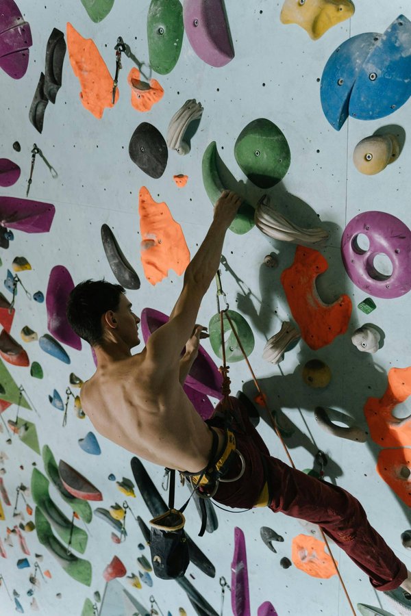 Quels sont les avantages de l'escalade sportive pour la perte de poids et l'amélioration de la force physique?